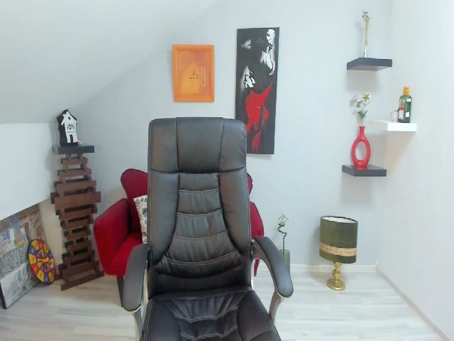 Live sex webcam photo for LizzieBrie #261272528