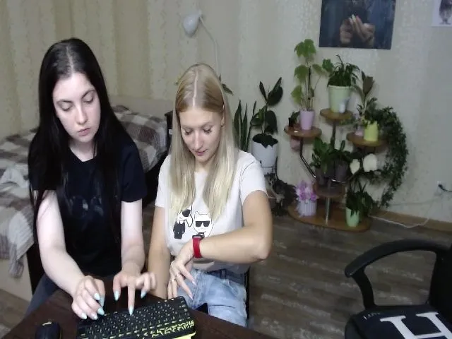 Live sex webcam photo for Emi_lywild #261422487