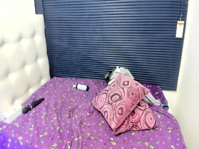 Live sex webcam photo for sexyfox_18 #252791269