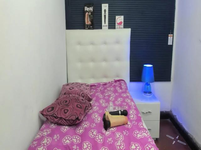 Live sex webcam photo for sexyfox_18 #253360865