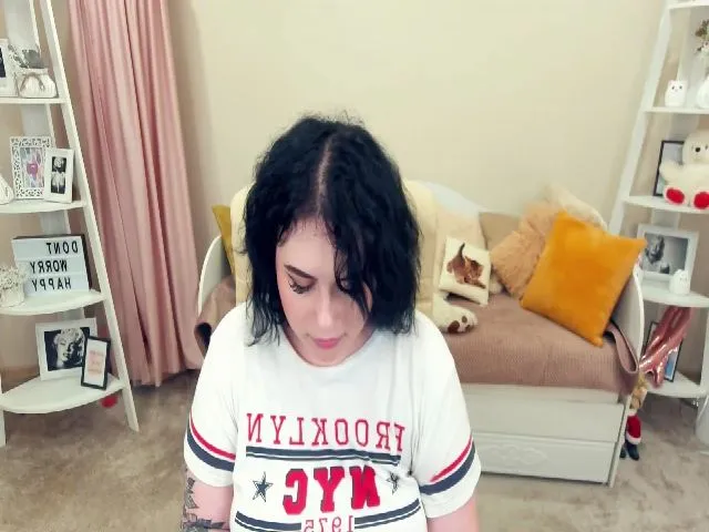 Live sex webcam photo for SerahMirabeli #252904862