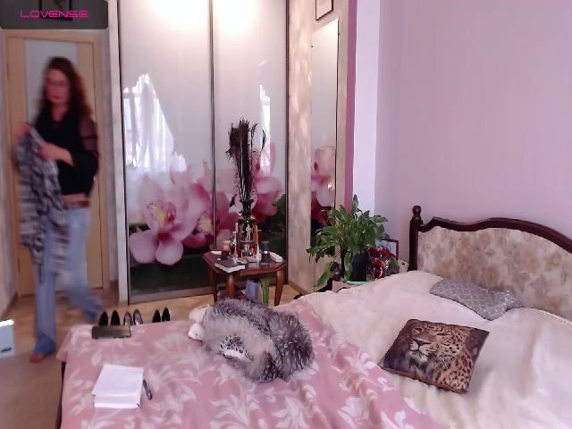 Live sex webcam photo for JuliannaLux #258209414