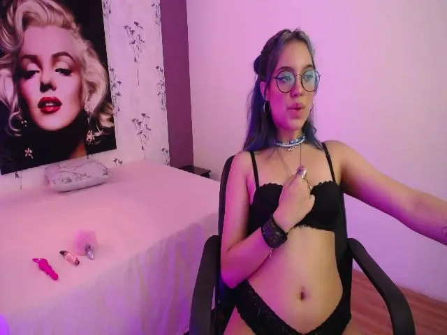 Live sex webcam photo for Spaaarkie #259358668