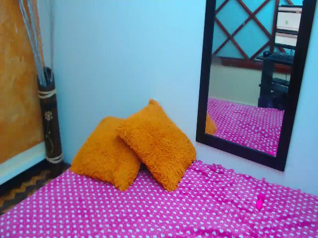 Live sex webcam photo for KellyJhons #263582271