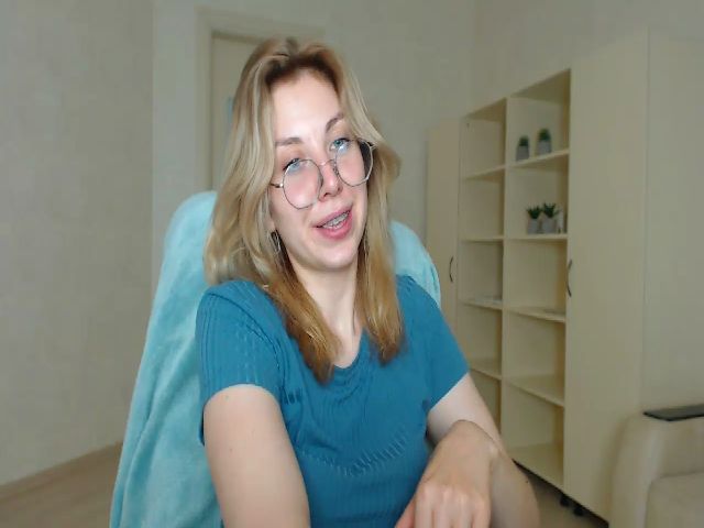 Live sex webcam photo for MollyDiamond1 #257133408