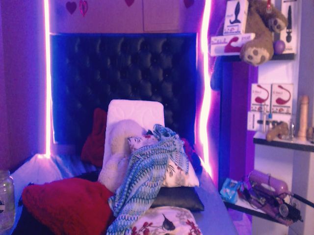 Live sex webcam photo for ELSIEMORRIS #255473467