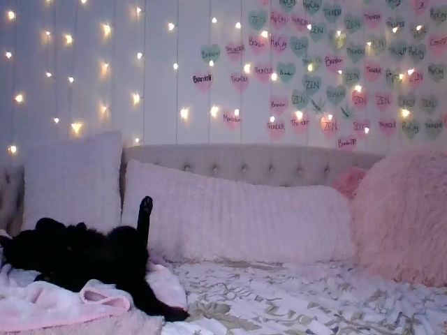 Live sex webcam photo for LunarLux #258429450