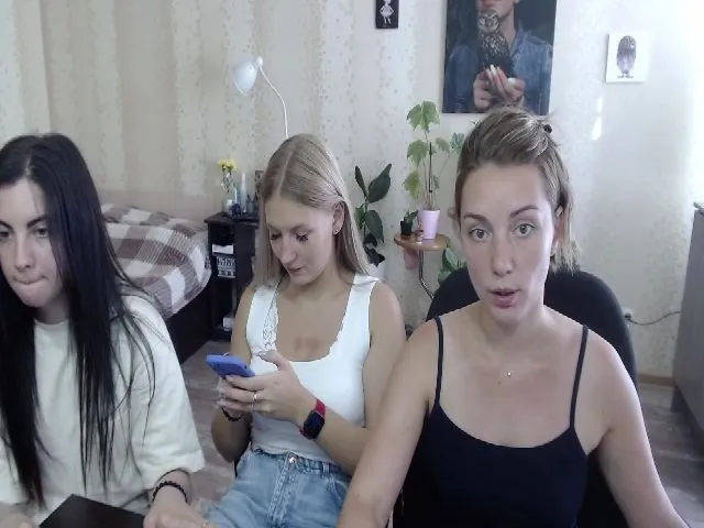 Live sex webcam photo for Emi_lywild #262113720