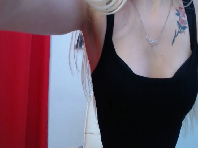 Live sex webcam photo for NikkiTess #253097739