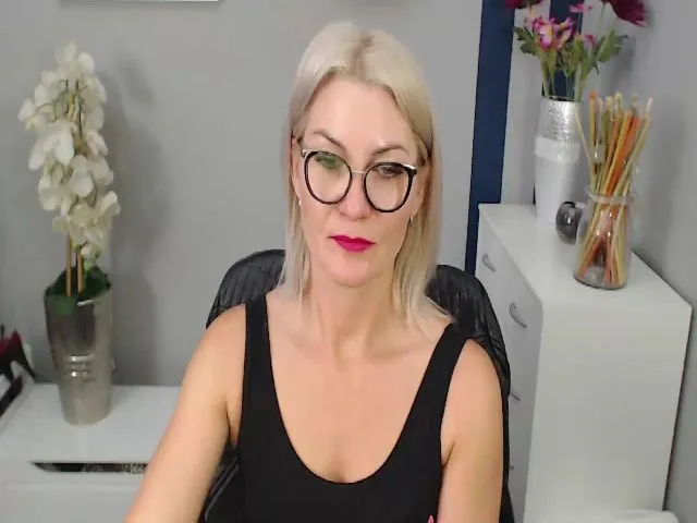 Live sex webcam photo for YummyLOR #265403585