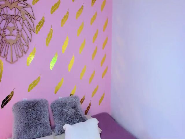 Live sex webcam photo for Roseann__ #253861838