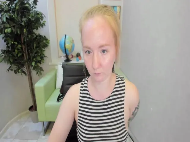 Live sex webcam photo for StunningKelly #252903136