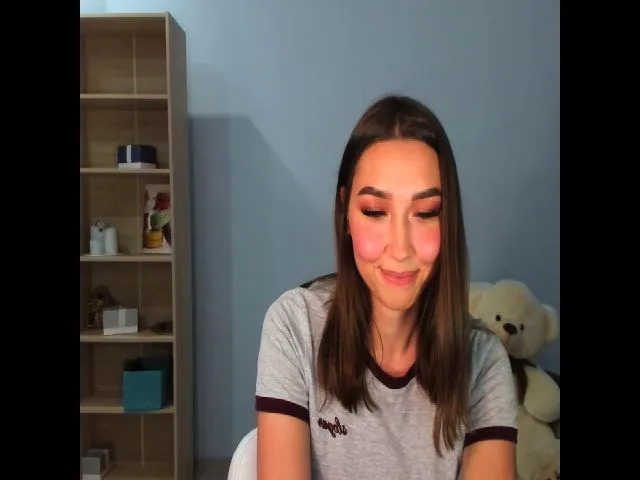 Live sex webcam photo for LuckyHoneyyy #252875760