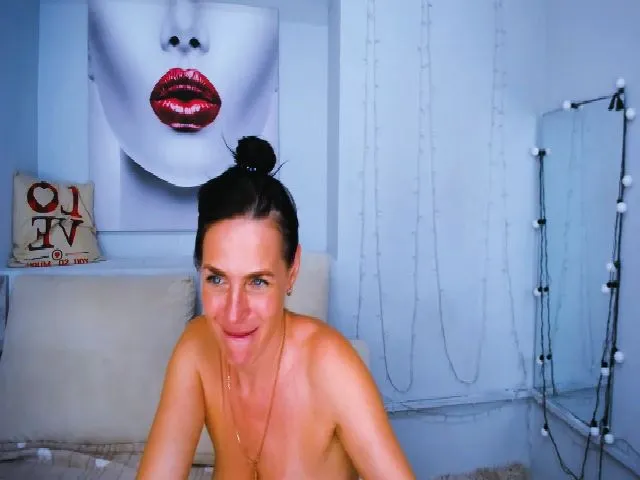 Live sex webcam photo for Laura_Smith #255895338