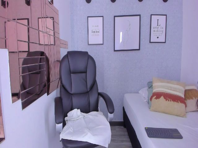 Live sex webcam photo for VictoriaMilan #252561779