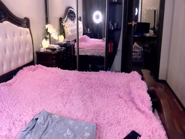 Live sex webcam photo for LizzyMayers #256052673