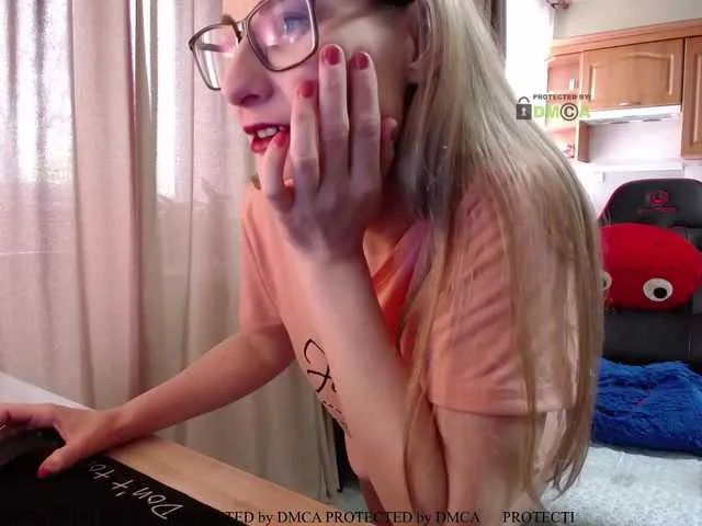 Live sex webcam photo for MashaWoW #241411485