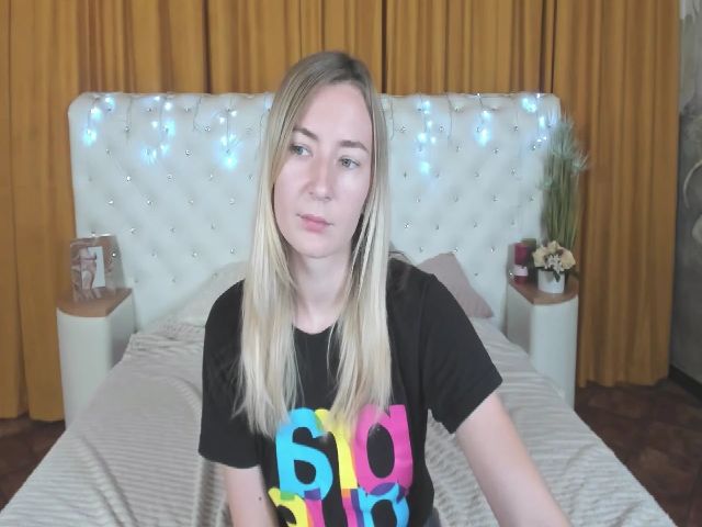 Live sex webcam photo for MileyyVogue #258562322