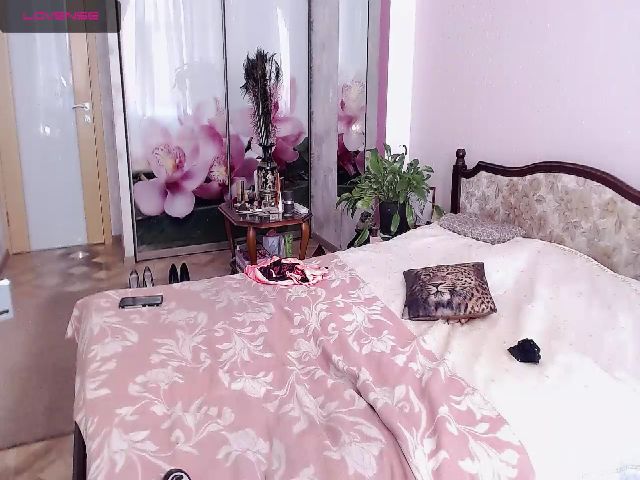 Live sex webcam photo for JuliannaLux #252986349