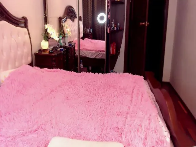 Live sex webcam photo for LizzyMayers #253558493