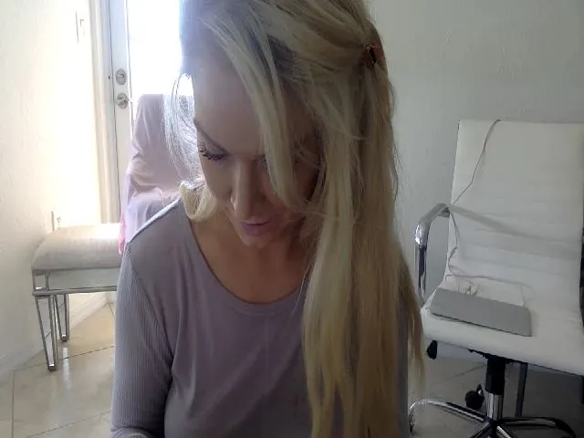 Live sex webcam photo for missbarbie22 #254218200