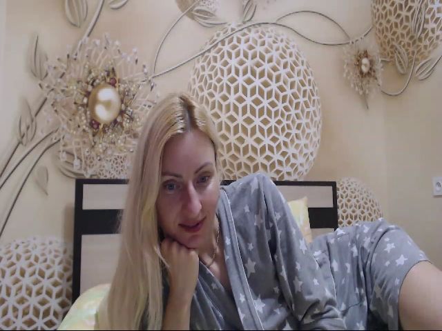Live sex webcam photo for MeltingJulia #265675629