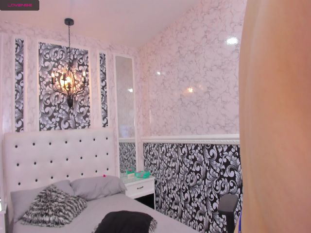 Live sex webcam photo for CurvyBlue #265747032