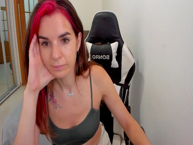 Live sex webcam photo for KarenFinger #265657602