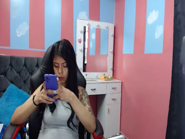 Live sex webcam photo for Miiaafox #265722673