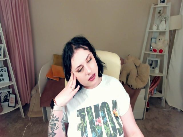 Live sex webcam photo for SerahMirabeli #266185969