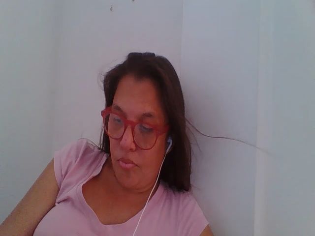 Live sex webcam photo for SweetLola01 #266157919