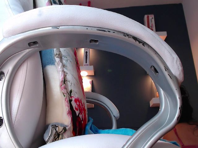 Live sex webcam photo for HANNAH_19 #265847136