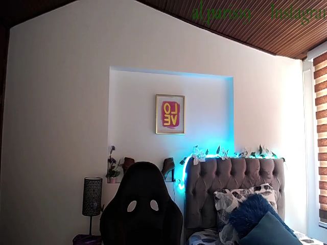 Live sex webcam photo for Cristal_19 #266000774