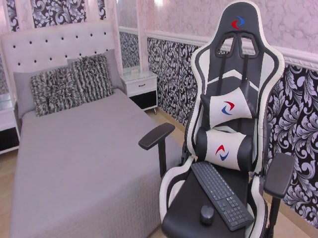 Live sex webcam photo for CurvyBlue #266169379