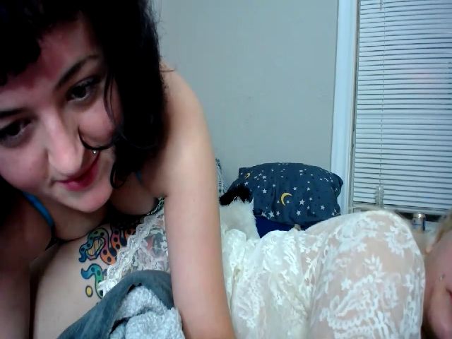 Live sex webcam photo for RosieCass #265910876