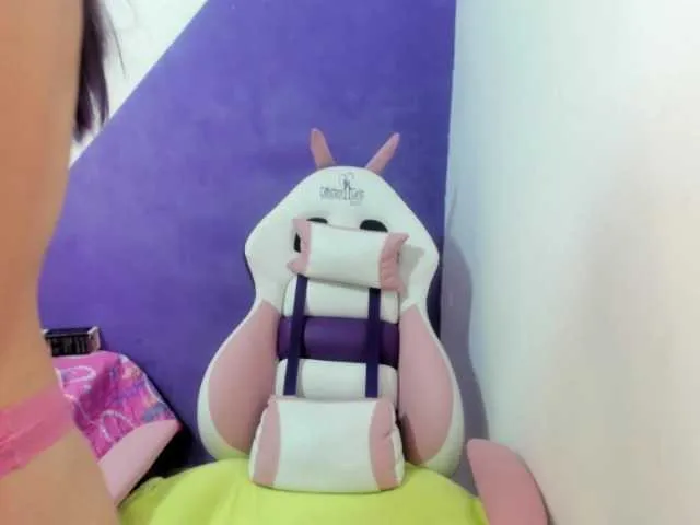 Live sex webcam photo for candy-girl18 #265797392