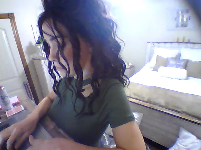 Live sex webcam photo for SweetHoney33 #265869935