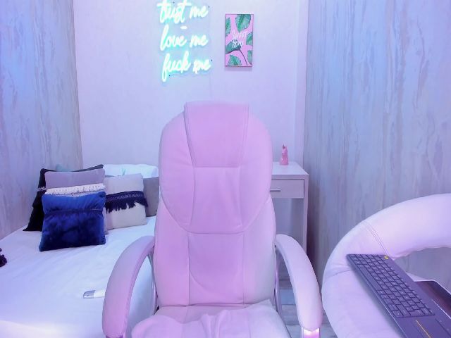 Live sex webcam photo for VictoriaMilan #266501379