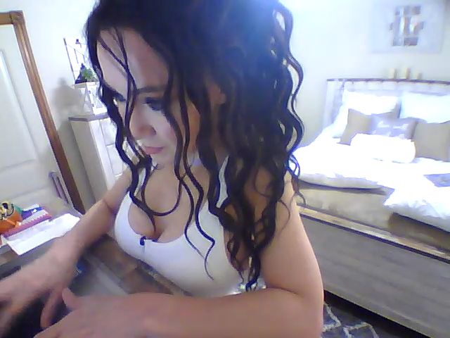 Live sex webcam photo for SweetHoney33 #266550963