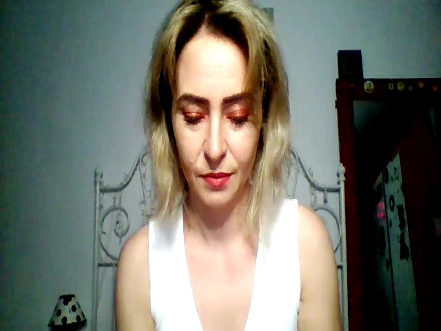 Live sex webcam photo for GoldenGirl4U1 #266337958