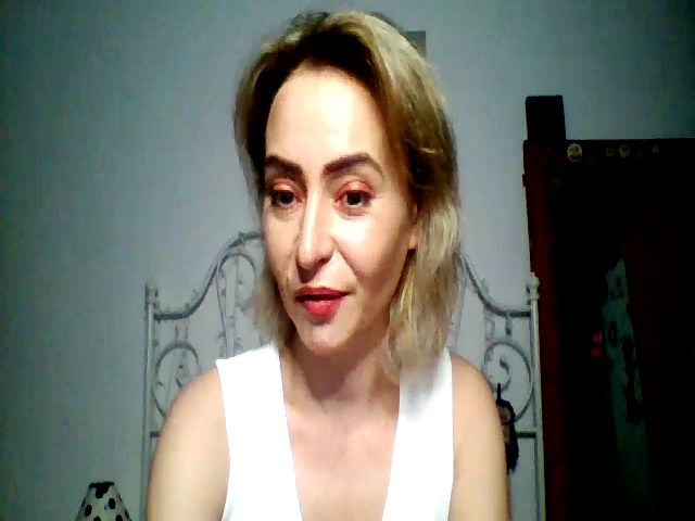 Live sex webcam photo for GoldenGirl4U1 #266344787