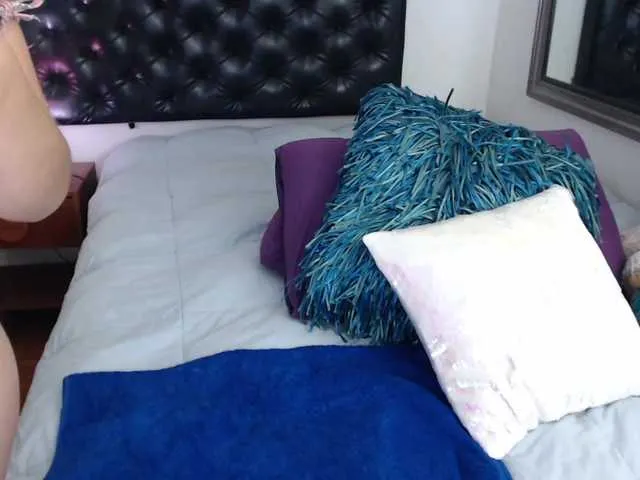 Live sex webcam photo for mia-collins #266639116