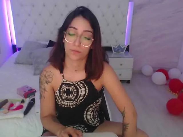 Live sex webcam photo for Karinapuerta #266639073