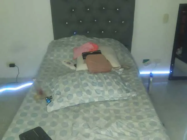 Live sex webcam photo for Caroline134 #266563732