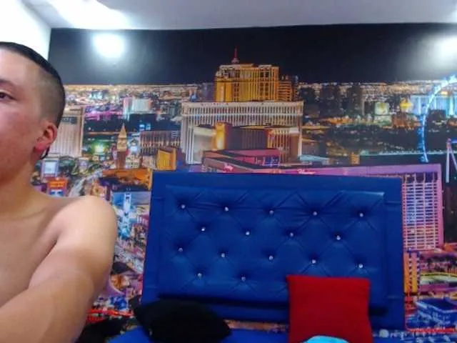 Live sex webcam photo for SaraTommy #266562402