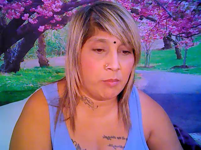 Live sex webcam photo for Roxyfoxy69 #266615550