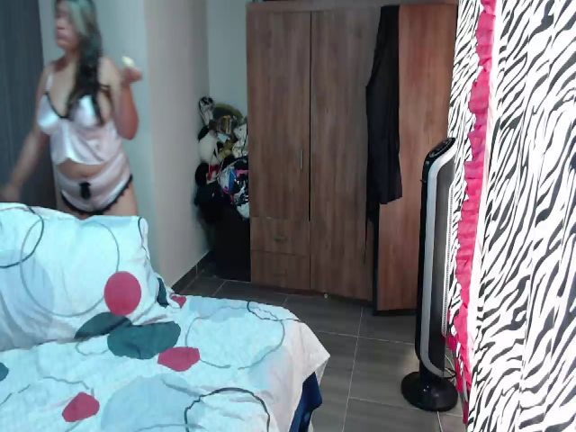 Live sex webcam photo for Latina2hot69 #266776372