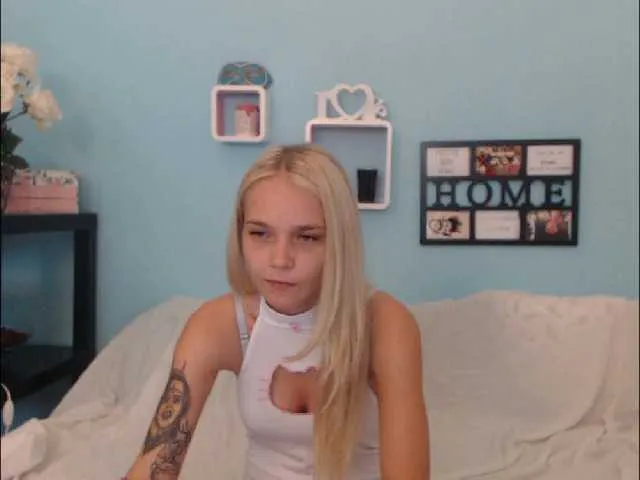 Live sex webcam photo for AnnaHappy18 #267039014