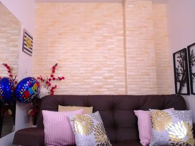 Live sex webcam photo for emily-brown #267123169