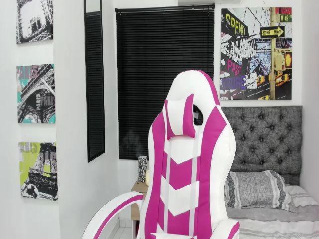 Live sex webcam photo for Andrea_greey #266939486